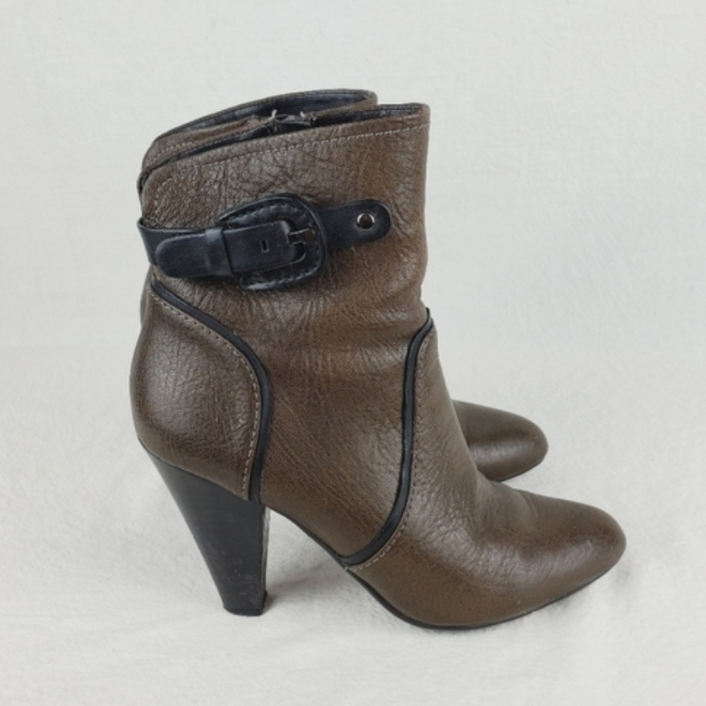 Caressa Michelle green leather ankle bootie size 6M